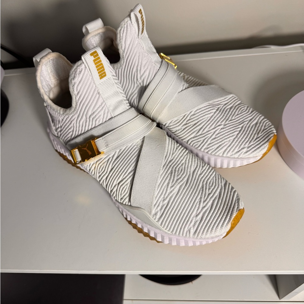 Puma Defy mid Varsity size: 9